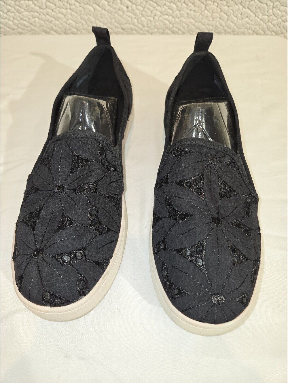 koolaburra by ugg boots Womens Size 9 Sneakers With Floral Cut Out Loafers Black